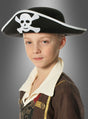 Ein kleines Kind, das einen schwarzen Piratenhut mit Totenkopf trägt und dazu ein bezauberndes braunes Piratenkostüm mit weißem Kragen, posiert für ein Porträt vor grauem Hintergrund.