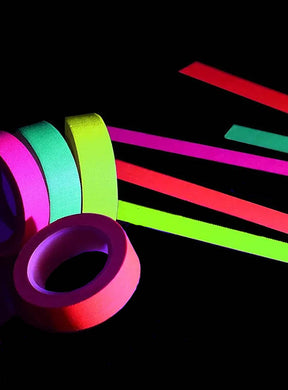 Vor einem schwarzen Hintergrund präsentiert sich das „Neon Tape Deko Klebeband 80er 4 x 5 Meter Set“ mit ausgebreiteten Streifen in leuchtenden Rosa-, Grün-, Gelb- und Orangetönen. Dieses farbenfrohe Set leuchtet unter UV-Licht besonders eindrucksvoll und eignet sich daher perfekt für kreative Projekte und Partydekorationen.
