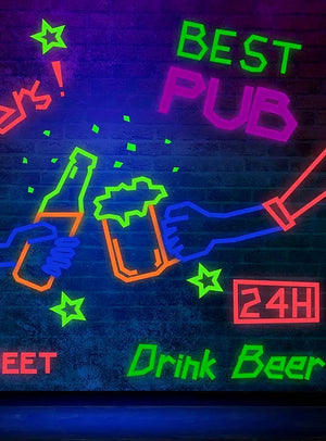 Auf einer Backsteinwand sind mit Neonreklamen die Aufschriften „Best Pub“, eine Bierflasche und ein Bierglas, Sterne, „24H“ und „Drink Beer“ zu sehen. Im Schein des UV-Lichts stoßen zwei Hände mit ihren Getränken an, während lebhafte Akzente des Neon Tape Deko-Klebebands 80er 4 x 5 Meter-Sets der Szene einen elektrisierenden Touch verleihen.