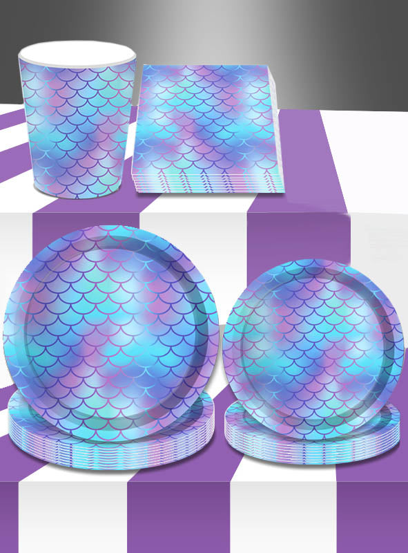 Das Meerjungfrau-Pappgeschirr-Partyset mit 44 Teilen, bestehend aus Papptellern, Bechern und Servietten in einem bezaubernden Design mit blauen, violetten und rosa Meerjungfrauen-Schuppen, wird auf einem weiß-violett gestreiften Tisch präsentiert – und ist damit die perfekte Wahl für jeden Kindergeburtstag oder jede zauberhafte Meerjungfrauen-Party.