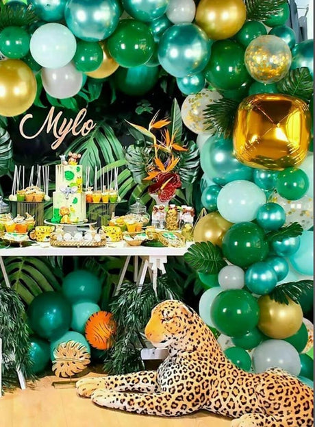Verwandeln Sie Ihren Partytisch in ein wildes Dschungelabenteuer mit dem „Gigantischen Party-Ballon-Komplettset 166 Teile grün“, bestehend aus einer üppigen grünen Ballongirlande, goldenen und blauen Ballons, tropischen Blättern, Leckereien mit Tiermotiven und einem großen Plüsch-Geparden. Perfekt für eine Dschungel-Safari-Party – runden Sie den Look mit „Mylo“ auf der Kulisse ab!.