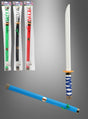 Entdecken Sie das Set „Asiatisches Katana-Schwert mit Scheide“: vier Spielzeugschwerter, jedes mit einer andersfarbigen Scheide – schwarz, rot, grün und blau. Ein Schwert ist aus der Scheide gezogen abgebildet und verfügt über eine weiße Klinge und einen blauen Griff. Ideal als Katana-Schwert-Set für Sammler oder als Accessoire für Ihr Samurai-Kostüm – alle Artikel sind als Spielzeug verpackt.