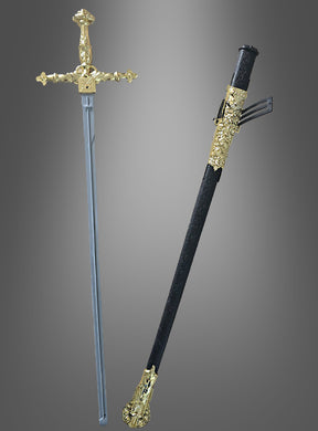 Ein „Musketiere Degen 67 cm für Erwachsene“ mit kunstvoll verziertem goldenem Griff und Parier, der an ein klassisches Musketierenschwert erinnert, wird neben einer dekorativen schwarz-goldenen Scheide präsentiert – perfekt als auffälliges Karnevalskostüm-Accessoire – vor einem grauen Hintergrund mit Farbverlauf.
