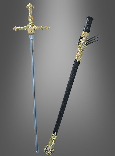 Ein „Musketiere Degen 67 cm für Erwachsene“ mit kunstvoll verziertem goldenem Griff und Parier, der an ein klassisches Musketierenschwert erinnert, wird neben einer dekorativen schwarz-goldenen Scheide präsentiert – perfekt als auffälliges Karnevalskostüm-Accessoire – vor einem grauen Hintergrund mit Farbverlauf.