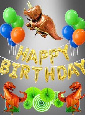 Feiern Sie mit dem Dinosaurier-Partyset „Ballondeko 20 Teile“, bestehend aus goldenen „Happy Birthday“-Ballons, grünen und blauen Ballons, lustigen Ballons in Dinosaurierform und grünen Papierfächern auf grauem Hintergrund – perfekt für eine unvergessliche Dinosaurier-Party-Dekoration zum Kindergeburtstag!.