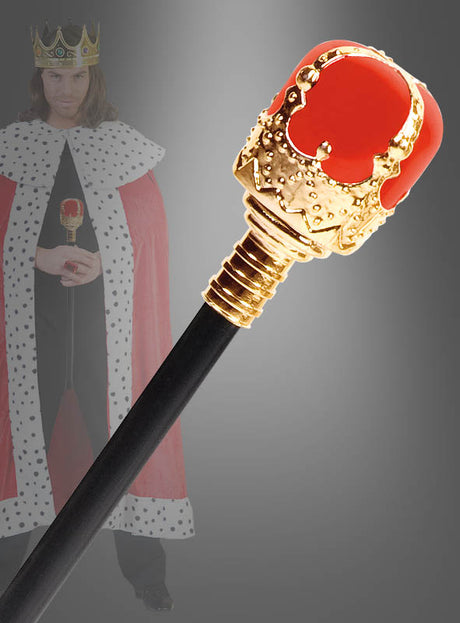 Eine Nahaufnahme des 47 cm großen „Zepter für Königskostüme“, einem unverzichtbaren Karnevalskostüm-Accessoire in Rot und Gold, mit einer unscharfen Gestalt im Hintergrund, die als König mit Krone und Umhang verkleidet ist.