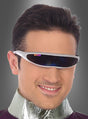 Ein Mann in einem Science-Fiction-Kostüm, komplett mit der Sonnenbrille der Zukunft „Space Weltall“ – einer futuristischen Sonnenbrille mit silbernem Rahmen – und einem glänzenden Metallkragen, lächelt vor einem grauen Hintergrund mit Farbverlauf.