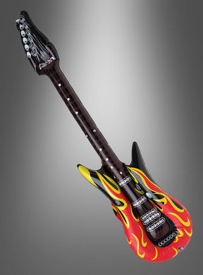 Die Luftgitarre Flammendesign 90 cm ist eine aufblasbare Spielzeuggitarre mit schwarzem Hals und rotem Korpus, verziert mit auffälligen gelben und schwarzen Flammenmotiven (Flammen-Design), was sie zur perfekten aufblasbaren Luftgitarre für jede 80er- oder 90er-Mottoparty macht; abgebildet vor einem grauen Hintergrund mit Farbverlauf.
