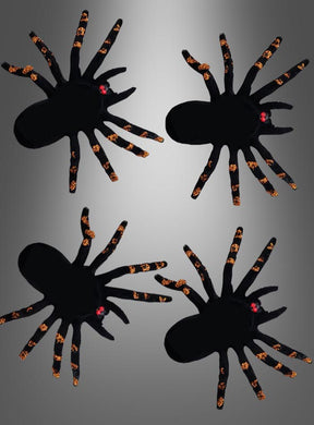 Vier beflockte Spinnen (jeweils 12 x 8 cm) sind als stilvolle Dekoration auf einem Farbverlauf aus Grautönen angeordnet – perfekt als gruselige Halloween-Dekoration.