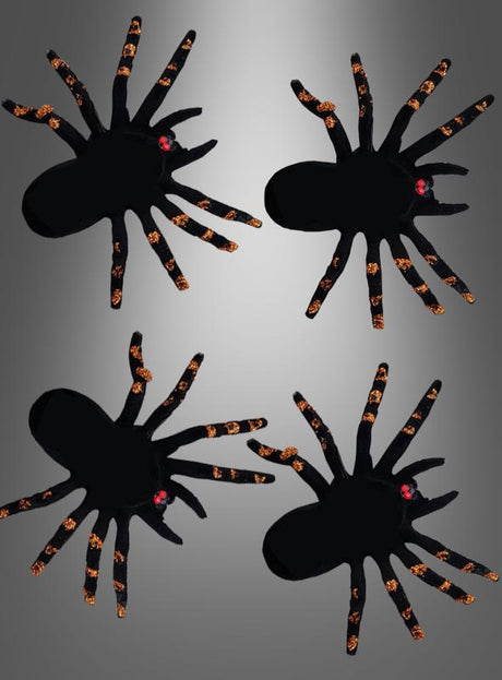 Vier beflockte Spinnen (jeweils 12 x 8 cm) sind als stilvolle Dekoration auf einem Farbverlauf aus Grautönen angeordnet – perfekt als gruselige Halloween-Dekoration.