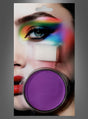 Ein Make-up-Set mit einer Nahaufnahme des Gesichts einer Frau mit farbenfrohem Augen-Make-up, leuchtend roten Lippen und dem „Creme Makeup lila mit Schwämmchen“ – einer violetten Creme-Make-up-Dose mit einem integrierten Schwammapplikator –, das sich perfekt für auffällige Bühnen- oder Halloween-Make-up-Looks eignet.