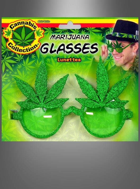 Die „Cannabis-Brille“ – Hanfblätter mit Glitzer, grüne ausgefallene Brillen in Form von Marihuana-Blättern, die sich ideal als Accessoire für ein Hippie-Kostüm oder als Cannabis-Brille eignen – wird in einer Verpackung mit der Aufschrift „Cannabis Collection Marijuana Glasses Lunettes“ angeboten, auf deren Vorderseite ein Model diese glitzernde Hanfblatt-Brille stilvoll trägt.