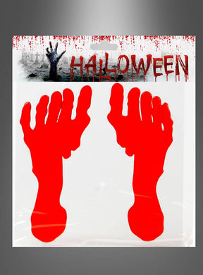 Ein Paket mit der Aufschrift „Blutige Fußabdrücke Halloween-Deko“ enthält zwei rote, fußförmige Dekorationen, die wie blutige Fußabdrücke auf grauem Hintergrund aussehen – perfekt als gruselige Halloween-Dekoration für Ihre nächste unheimliche Feier.