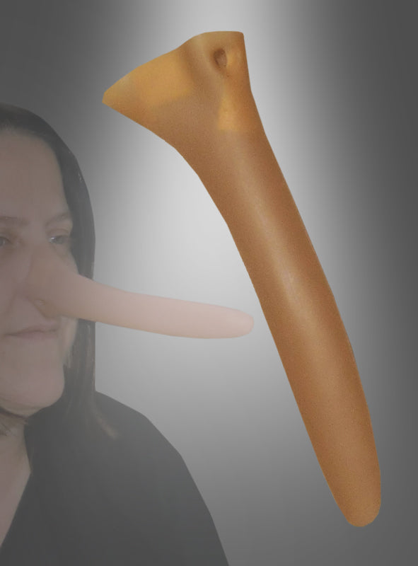 Eine Person, die die „Sehr lange Pinocchio-Nase 7 cm“ trägt, ist neben einem vergrößerten Modell einer ähnlichen Nase vor einem grauen Hintergrund mit Farbverlauf abgebildet – das perfekte Kostümzubehör für Ihre nächste Mottoparty.