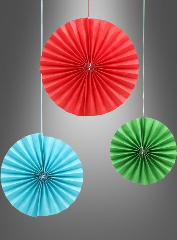 Drei Papierfächer in leuchtendem Rot, Blau und Grün hängen vor einem grauen Hintergrund. Das „Papierfächer Deko 3er-Set 20–30 cm“ umfasst einen großen roten Fächer, der über zwei kleineren blauen und grünen Fächern positioniert ist, und sorgt so für eine auffällige Partydekoration für jeden Anlass.
