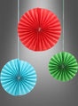 Drei Papierfächer in leuchtendem Rot, Blau und Grün hängen vor einem grauen Hintergrund. Das „Papierfächer Deko 3er-Set 20–30 cm“ umfasst einen großen roten Fächer, der über zwei kleineren blauen und grünen Fächern positioniert ist, und sorgt so für eine auffällige Partydekoration für jeden Anlass.