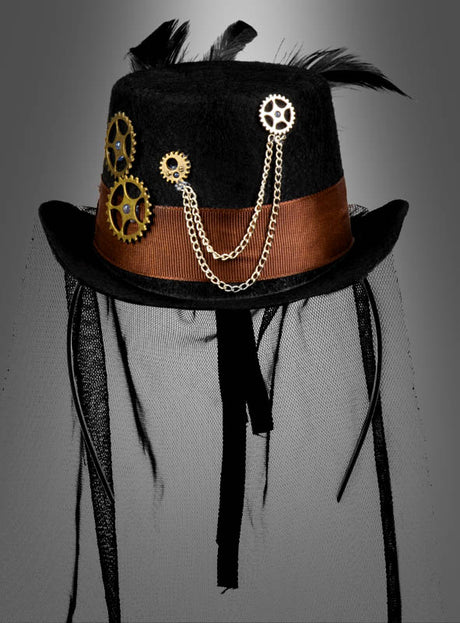 Wir präsentieren den Zahnrad-Minizylinder im Steampunk-Stil: ein schwarzer Steampunk-Hut, verziert mit einem braunen Band, Messingzahnrädern, Ketten und schwarzen Federn. Vor einem grauen Hintergrund präsentiert, ist dieses unverwechselbare Damenaccessoire die ideale Ergänzung, um jedes Steampunk-Kostüm aufzuwerten.