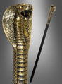 Der „Pharao Schlangenzepter 82 cm“ ist ein Spazierstock mit einem Griff in Form eines goldenen Kobrakopfes, der an das Schlangenzepter eines alten Pharaos erinnert und mit detaillierten Schuppen und Giftzähnen versehen ist, die sich vor einem grauen Hintergrund mit Farbverlauf abheben.