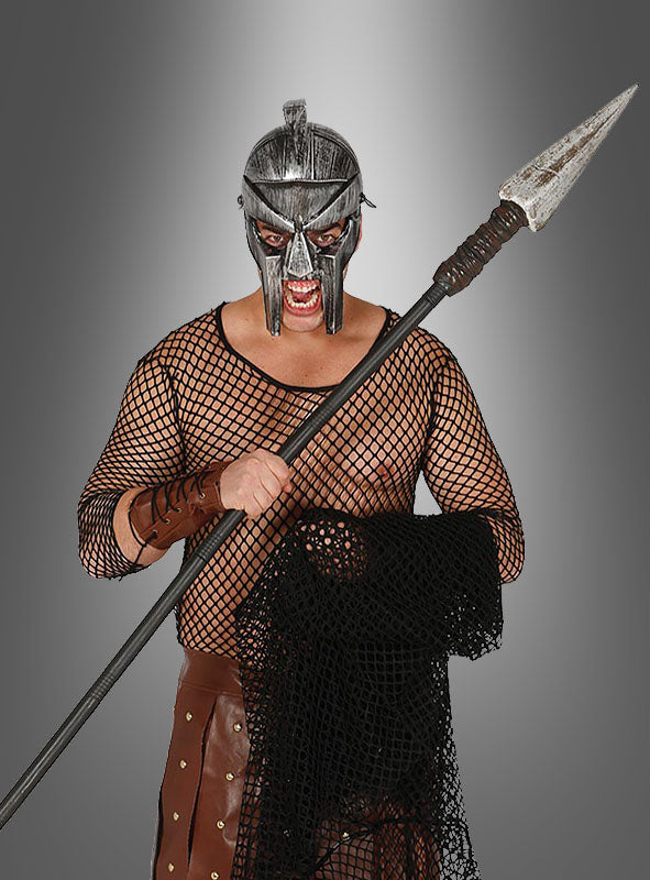 Person in Gladiatoren-Kostüm mit Helm und Netzhemd, die einen 150 cm langen Wurfspieß für Erwachsene und ein Netz in der Hand hält und vor einem grauen Hintergrund mit Farbverlauf steht.