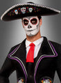 Eine Person trägt ein „Día de los Muertos“-Kostüm, bestehend aus einer Totenkopf-Gesichtsbemalung, einem schwarzen Anzug mit violetten Verzierungen und einer roten Krawatte sowie dem 50 cm großen „Sugar Skull Sombrero Deluxe“ – einem großen Hut, der mit Zuckerschädel-Motiven verziert ist –, vor einem schlichten grauen Hintergrund.