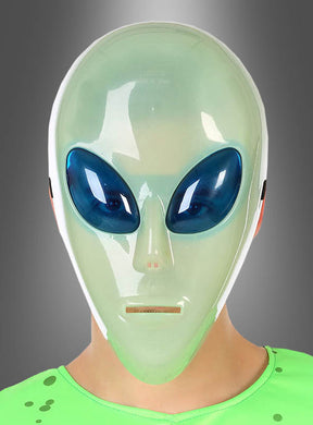 Eine Person trägt die „Alien“-Halbmaske, die im Dunkeln leuchtet – in leuchtendem Grün mit blauen, ovalen Augen vor grauem Hintergrund. Diese Halloween-Maske leuchtet im Dunkeln und sorgt so auf jeder Kostümparty für einen überirdischen Effekt.