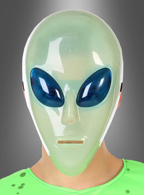 Eine Person trägt die „Alien“-Halbmaske, die im Dunkeln leuchtet – in leuchtendem Grün mit blauen, ovalen Augen vor grauem Hintergrund. Diese Halloween-Maske leuchtet im Dunkeln und sorgt so auf jeder Kostümparty für einen überirdischen Effekt.