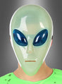 Eine Person trägt die „Alien“-Halbmaske, die im Dunkeln leuchtet – in leuchtendem Grün mit blauen, ovalen Augen vor grauem Hintergrund. Diese Halloween-Maske leuchtet im Dunkeln und sorgt so auf jeder Kostümparty für einen überirdischen Effekt.