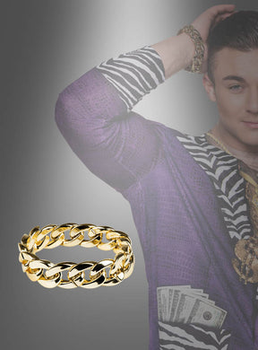 Die Person trägt ein lila gemustertes Hemd, aus dessen Tasche etwas Bargeld herausschaut, sowie das „Goldenes Armband Herren“, das ihrem Herren-Pimpkostüm einen auffälligen Touch verleiht. Im Vordergrund ist eine Nahaufnahme dieses stilvollen Armbands zu sehen.