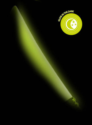 Eine grüne, im Dunkeln leuchtende „Blutige Machete“ (40 cm) leuchtet vor schwarzem Hintergrund, mit einem runden „Glow in the Dark“-Etikett in der oberen rechten Ecke – perfekt für dein nächstes Halloween-Kostüm.