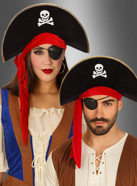 Zwei Personen in Piratenkostümen im Karnevalsstil tragen den „Seeräuber“-Piratenhut für Erwachsene mit Totenkopf-Emblemen, dazu rote Bandanas und schwarze Augenklappen, während sie vor einem grau verlaufenden Hintergrund posieren.