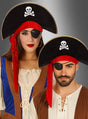 Zwei Personen in Piratenkostümen im Karnevalsstil tragen den „Seeräuber“-Piratenhut für Erwachsene mit Totenkopf-Emblemen, dazu rote Bandanas und schwarze Augenklappen, während sie vor einem grau verlaufenden Hintergrund posieren.