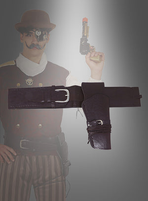 Ein Cowboy-Pistolenhalfter und ein Gürtel (84–100 cm) sind vor einer Person in Steampunk-Kleidung zu sehen, die eine Spielzeugpistole in der Hand hält.