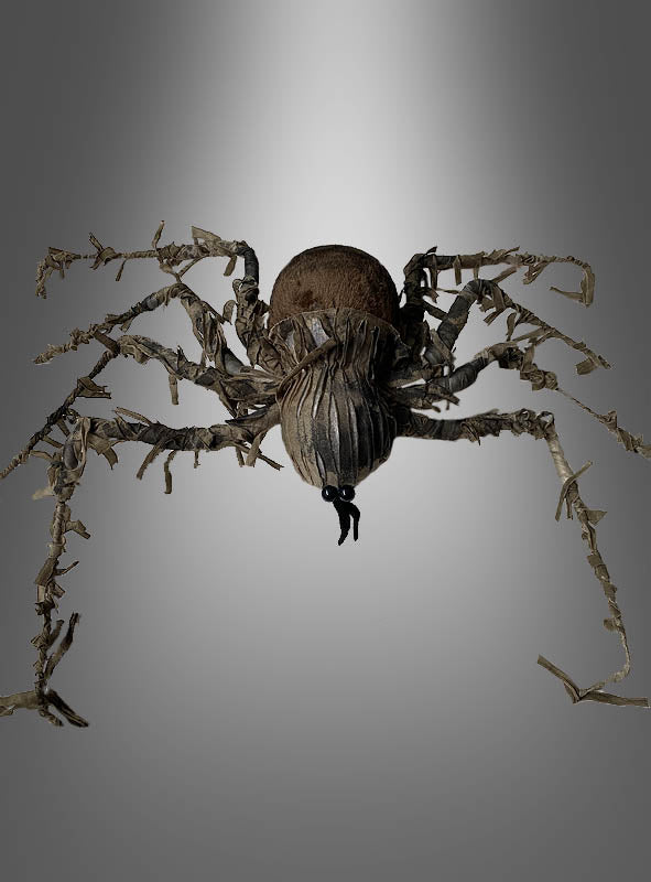 Wir präsentieren die „Braune Riesenspinne 60 cm“ – eine beeindruckende Skulptur aus zerkleinertem und verdrehtem braunem Papier, die vor einem grau abgestuften Hintergrund präsentiert wird. Dieses auffällige Stück eignet sich ideal als Halloween-Dekoration oder als herausragendes Highlight für jede Spinnenparty.