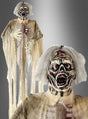 Zwei Ansichten der lebensgroßen Makabere Zombie-Hängedekoration (150 cm) mit einem skelettartigen Ghul mit weißem Haar, hohlen Augen und zerlumpter Kleidung vor einem grau verlaufenden Hintergrund. Diese unheimliche Dekoration ist perfekt, um Ihrer Gruselkulisse eine schaurige Note zu verleihen.