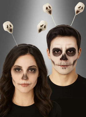 Zwei Personen mit schwarz-weißem Totenkopf-Make-up tragen schwarze T-Shirts und „Halloween Haarreif mit Geistern“-Stirnbänder, die jeweils mit kleinen, an Federn befestigten Geisterverzierungen versehen sind, und stehen vor einem grauen Hintergrund mit Farbverlauf – perfekt, um dein Halloween-Kostüm zu vervollständigen.