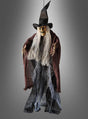 Die „Kleine Hexe Hänge-Deko 45 cm“ ist eine Halloween-Figur in Form einer Hexe mit spitzem Hut, langen grauen Haaren, Skeletthänden und zerlumpter Kleidung – vor grauem Hintergrund sorgt sie für einen echten Blickfang.