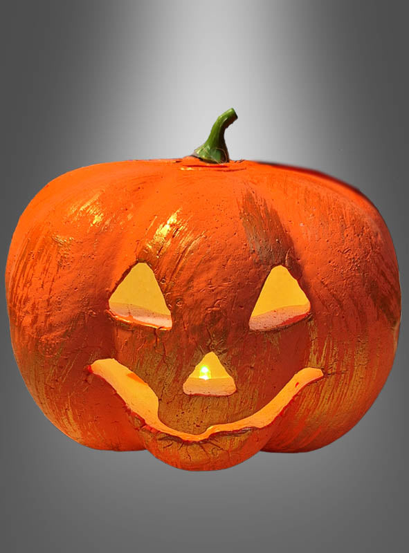 Orange-goldener Kürbis mit Beleuchtung, 11 x 17 cm, Deko: Ein geschnitzter Halloween-Kürbis mit dreieckigen Augen, einer dreieckigen Nase und einem schiefen Lächeln, von innen beleuchtet – perfekt als auffällige Kürbisdekoration vor grauem Hintergrund.