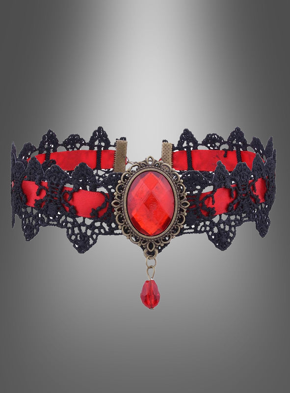 Rotes Spitzenhalsband im Gothic-Stil – dieses schwarze Spitzen-Choker-Halsband besticht durch einen auffälligen roten Edelstein in der Mitte und eine baumelnde rote Perle, akzentuiert durch Details in Antikgold, alles vor einem grauen Hintergrund mit Farbverlauf. Perfekt als Halloween-Schmuck oder um jedem Look eine dramatische Note zu verleihen.