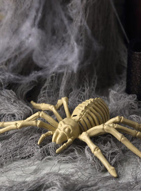 Die „Skelett-Spinne“ (24 cm) als Halloween-Dekorationsrequisite ruht auf einem grauen, spinnennetzartigen Stoff und verleiht Ihrer Halloween-Dekoration einen unheimlichen Touch, während weitere Spinnen-Dekorationen und Spinnennetz-Akzente die gruselige Kulisse abrunden.
