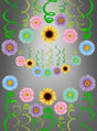 Die Sommerparty-Blumendekoration „Swirls“ zeigt farbenfrohe Blumen wie Sonnenblumen und Gänseblümchen, die in Reihen angeordnet sind, ergänzt durch grüne Zierwirbel vor einem grauen Hintergrund mit Farbverlauf – perfekt für lebhafte Blumendekorationen oder als fröhliche Dekoration für Ihre Sommerparty.