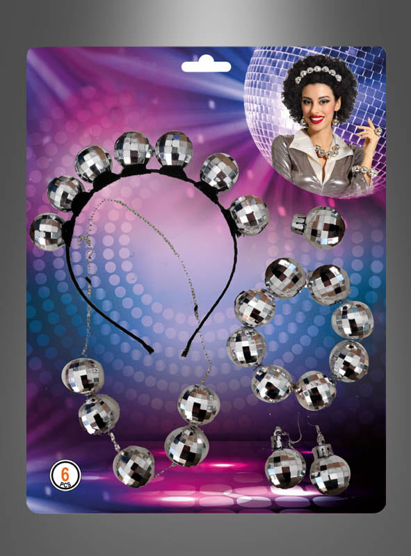Vor einem farbenfrohen Hintergrund im Disco-Stil präsentiert sich das „Silbernes Discokugel“-Schmuckset, bestehend aus einem Stirnband, einer Halskette, einem Armband und Ohrringen, die mit silbernen Discokugel-Perlen verziert sind – ein echter Blickfang, der Ihrer 80er-Party Retro-Flair verleiht.