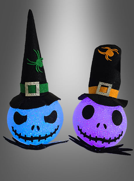 Zwei leuchtende Halloween-Geisterköpfe mit Farbwechsel-LEDs, inspiriert von Jack Skellington, tragen schwarze Hüte mit Schnallen und Spinnenverzierungen – einer in Grün, der andere in Orange – vor einem grauen Hintergrund mit Farbverlauf.