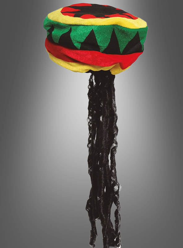 Die „Jamaika Rasta“-Mütze besticht durch ihren klassischen Rasta-Stil mit angenähten langen schwarzen Rasta-Zöpfen und zeigt leuchtende rote, gelbe, grüne und schwarze Muster, die von der Reggae-Musik inspiriert sind – alles vor einem grauen Hintergrund.
