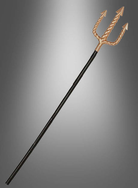 Ein „Goldener Dreizack 140 cm Poseidon“ – ein goldener Dreizack mit drei spitzen Zinken und einem langen schwarzen Griff, der an die Waffe des legendären Meeresgottes erinnert – ist vor einem grauen Hintergrund mit Farbverlauf abgebildet.