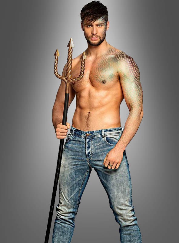 Vor einem grauen Hintergrund steht ein Mann in Jeans ohne Hemd, dessen Oberkörper mit Fischschuppen-Make-up verziert ist und der den „Goldenen Dreizack 140 cm Poseidon“ in der Hand hält.