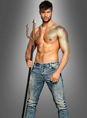 Vor einem grauen Hintergrund steht ein Mann in Jeans ohne Hemd, dessen Oberkörper mit Fischschuppen-Make-up verziert ist und der den „Goldenen Dreizack 140 cm Poseidon“ in der Hand hält.