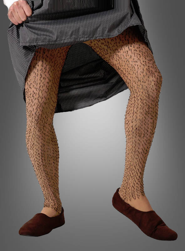 Eine Person, die einen gestreiften Rock und Pantoffeln trägt, sowie eine „Haarige Strumpfhose für Herren und Damen“ – eine Strumpfhose mit einem Aufdruck, der wie behaarte Beine aussieht –, steht vor einem neutralen Hintergrund und sorgt so für einen skurrilen Spaßkostüm-Look.