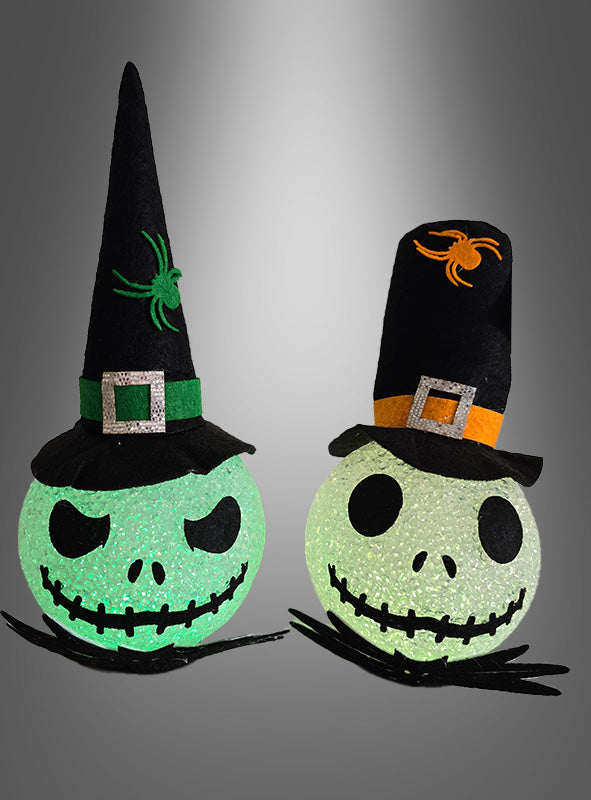 Zwei leuchtende, runde Dekorationen, jeweils ein farbwechselnder Halloween-Geisterkopf mit dem Gesicht von Jack Skellington, der einen schwarzen Hut trägt, der entweder mit einer grünen oder einer orangefarbenen Spinne verziert ist, vor einem grauen Hintergrund mit Farbverlauf. Diese leuchtenden Köpfe sorgen mit ihrem LED-Farbwechsel für einen auffälligen Effekt und eignen sich perfekt als Tischdekoration für Ihre gruseligen Feste.