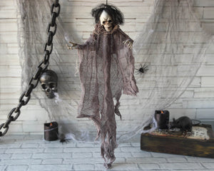 Die „Kleiner Hausgeist“-Halloween-Dekoration aus zerfetztem Stoff, umgeben von Ketten, Totenköpfen, Kerzen und Kunstspinnen, sorgt für die perfekte gruselige Atmosphäre in Ihrem Zuhause. Dieses hängende Skelett verleiht jeder Halloween-Dekoration einen schaurigen Touch.