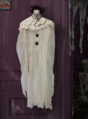 Die „Böse Clown“-Halloween-Hängedekoration (130 cm) mit ihrem weißen, zerfetzten Laken, den roten Knöpfen und dem bedrohlichen Gesicht wird als auffällige Halloween-Dekoration vor einer violetten Wand präsentiert, die im Hintergrund mit Spinnweben und einem Skelett geschmückt ist. Dieser unheimliche Horror-Clown verleiht jeder gruseligen Kulisse sofort eine gespenstische Atmosphäre.